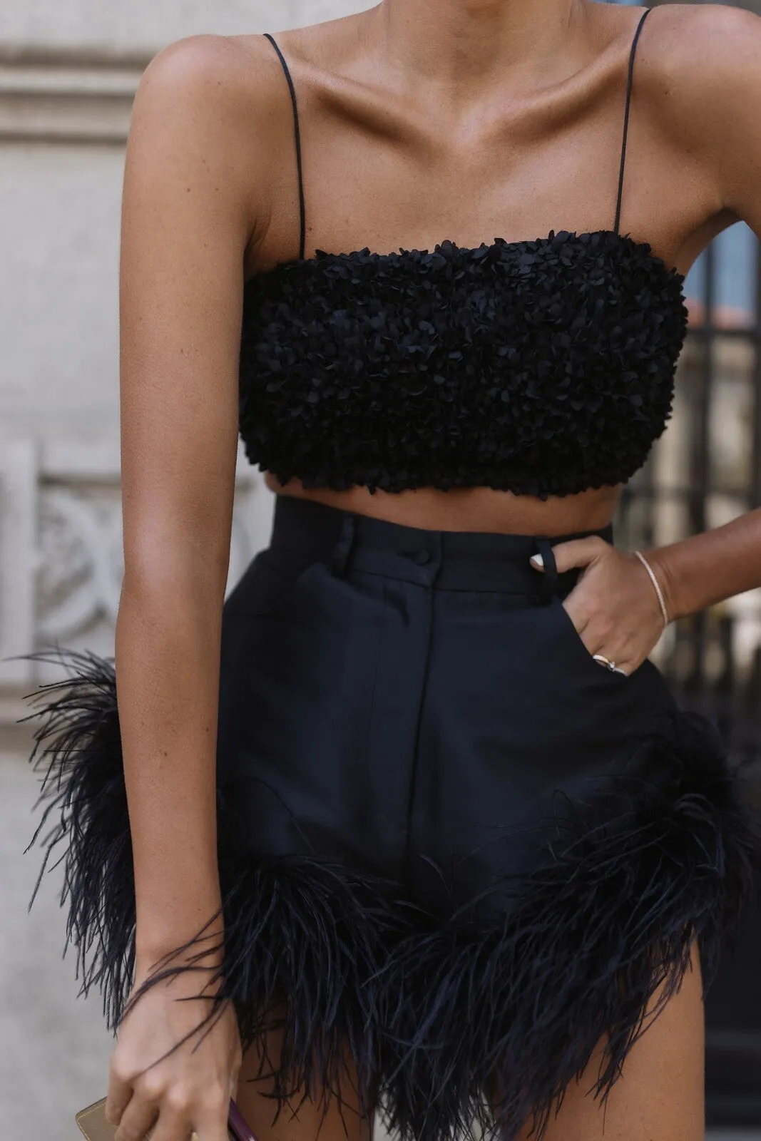 CROP TOP PRETO FLORES